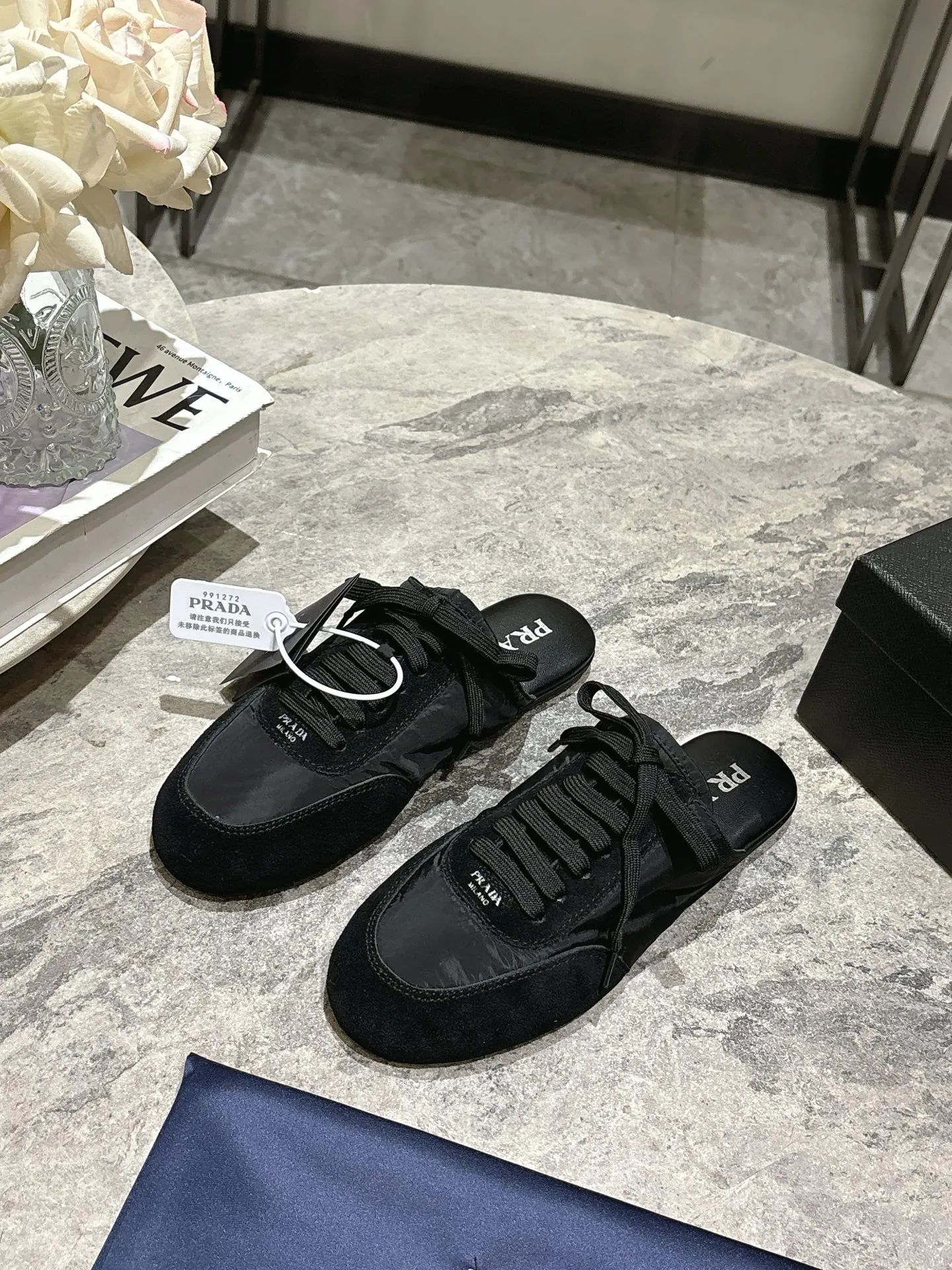 👟👟Ex-factory price 502👟👟 Prada Prada spring and summer show thin-soled moral training shoes for women. The 25ss show style item with the highest export rate. The suede upper has a texture, and the inner sheepskin is wrapped. It is soft and waxy. The insole is thickened with lambskin. It is extremely comfortable to step on, has a sense of support, and feels well wrapped. The shoe shape is full of wrapping, light, easy to wear and practical, a casual shoe, original molded rubber outsole Size: 35-39 (40 41 customized, non-refundable)